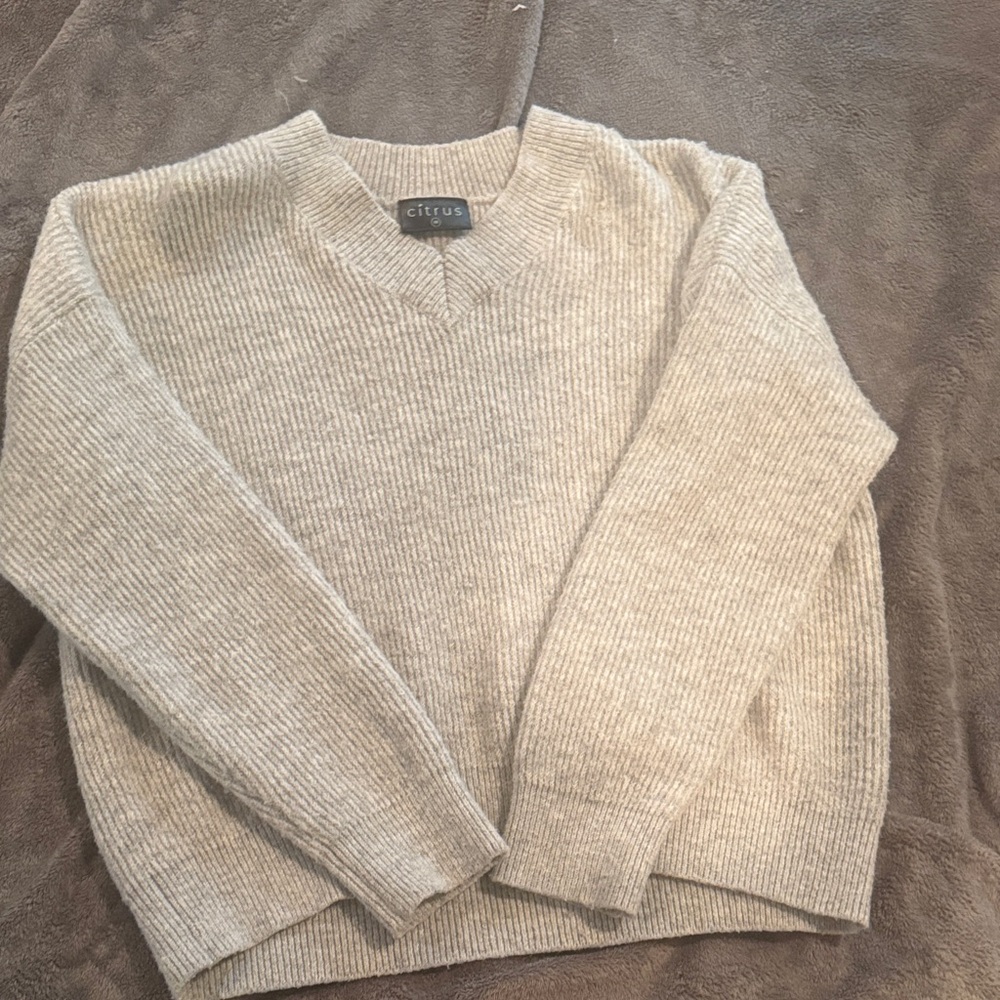 Citrus Women's Cream V-Neck Sweater